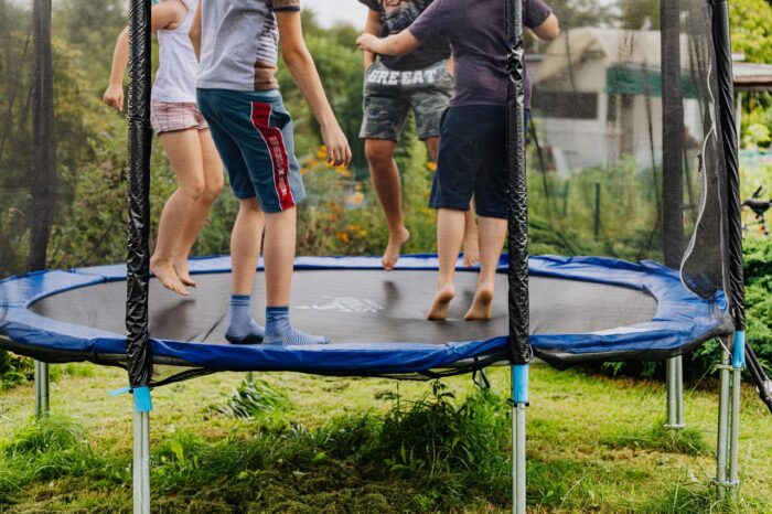 Kinder auf Trampolin