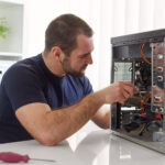 Mann repariert Computer