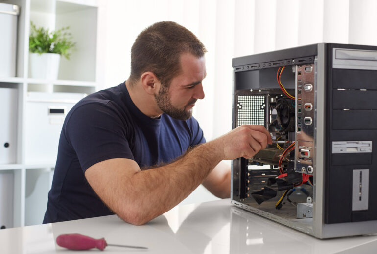 Mann repariert Computer