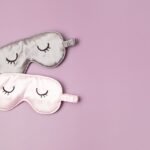 Schlafmasken in Rosa und Grau als Symbol fuer besseren Schlafkomfort mit topper 160x200