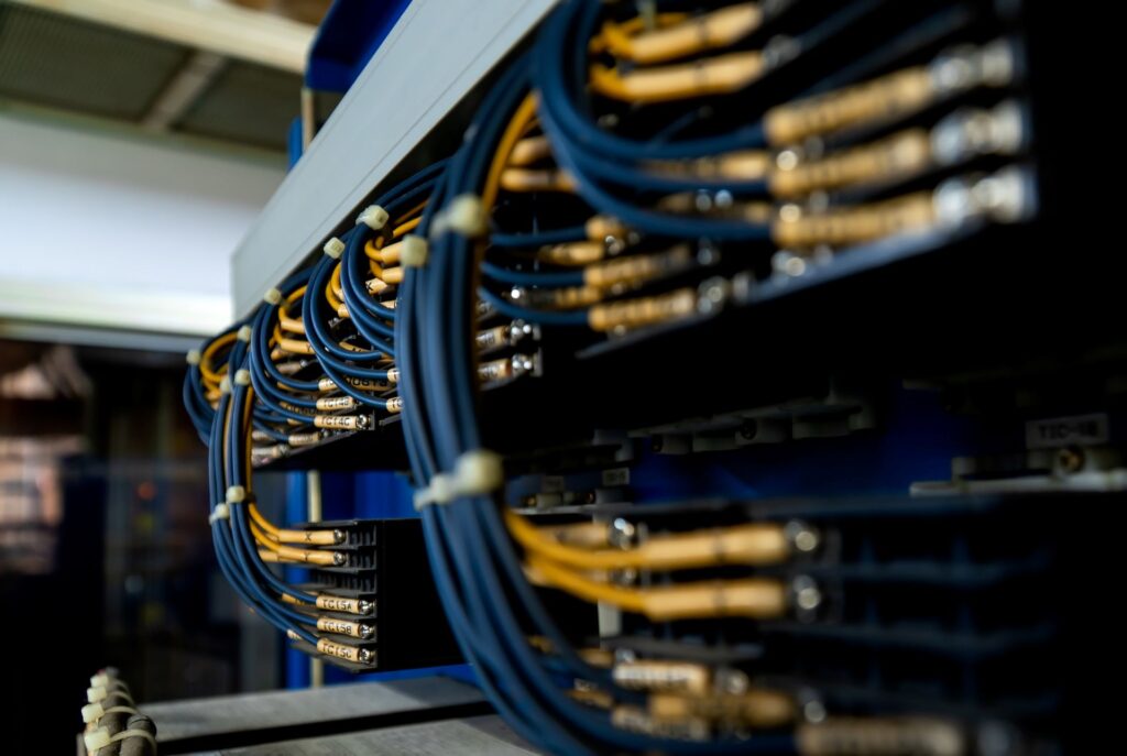 Kabelkonfektion mit beschrifteten Leitungen in industrieller Anwendung zur Systemintegration