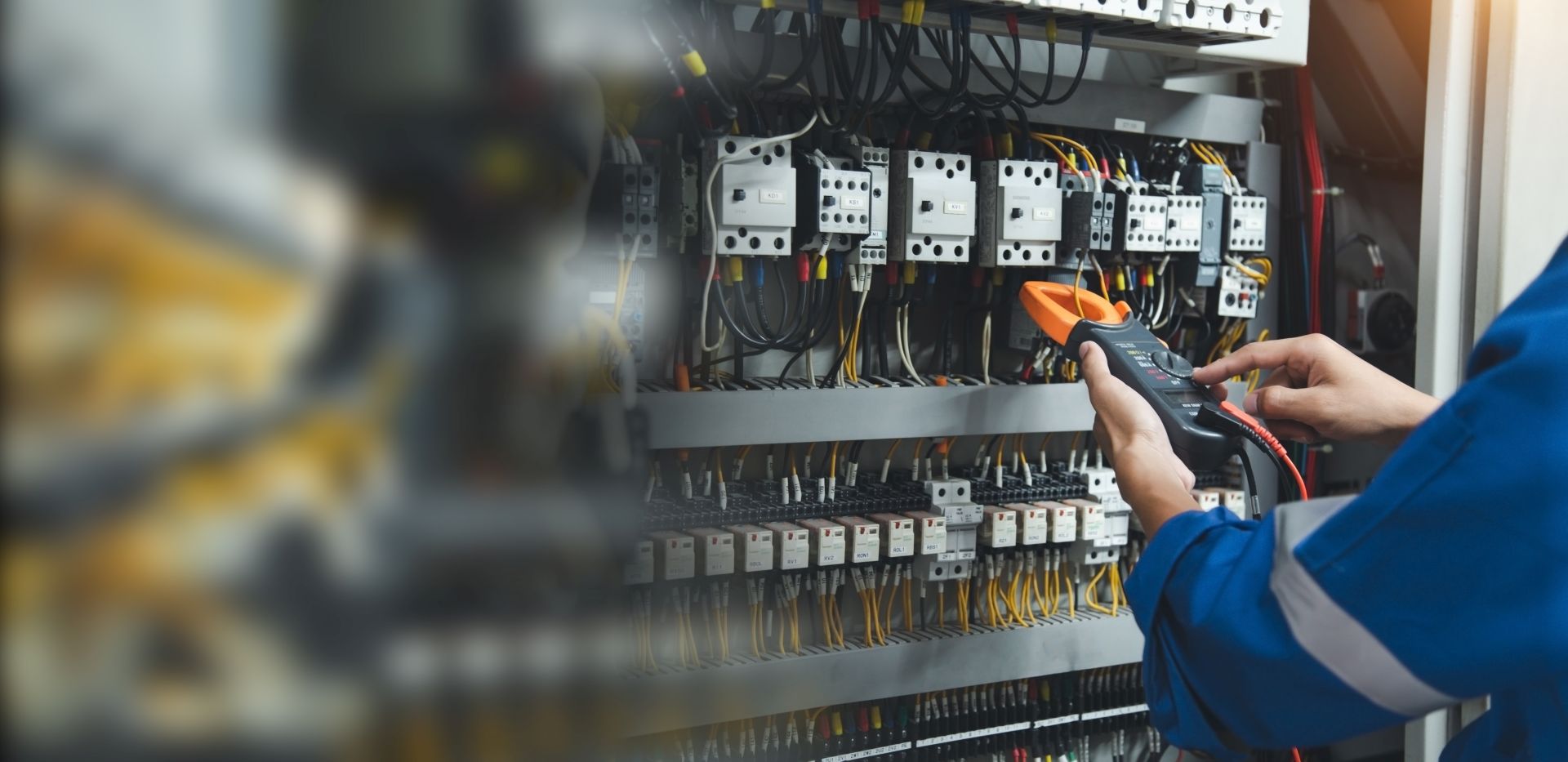 Kabelkonfektion im Schaltschrank bei elektrischer Prüfung unter realen Bedingungen